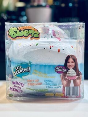 Squeezee Sweetz Scented Squishy Cupcake Blue